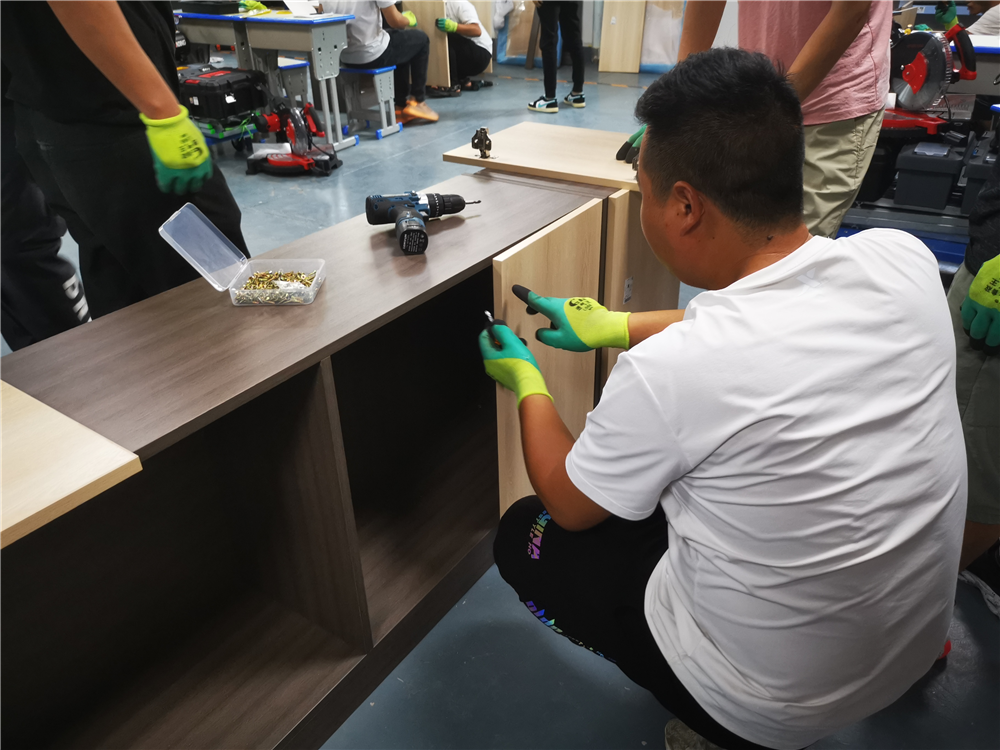 家具安装班 柜门安装