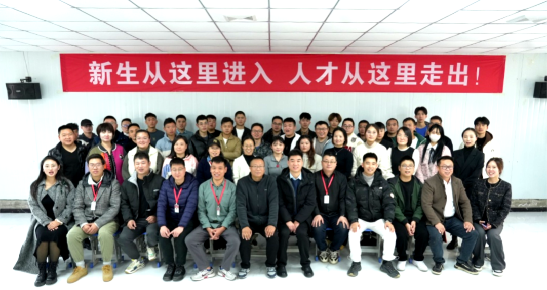 浩文家居第八期培训班新学员开班，老学员结业，锦旗献给最敬爱的老师！